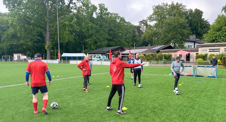 DFB-Mobil präsentiert Walking-Football in Vereinen