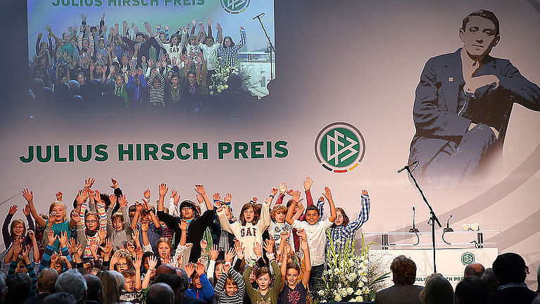 Noch bis zum 30. Juni für den Julius Hirsch Preis bewerben!