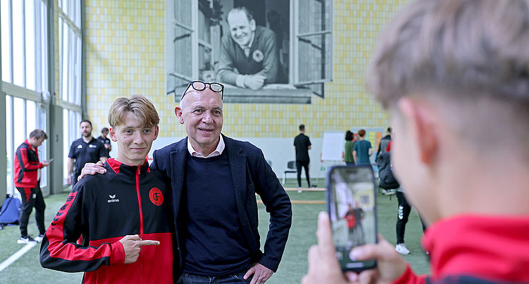DFB-Präsident Neuendorf in der Sportschule Hennef: "Vereine sind Orte der Demokratie"